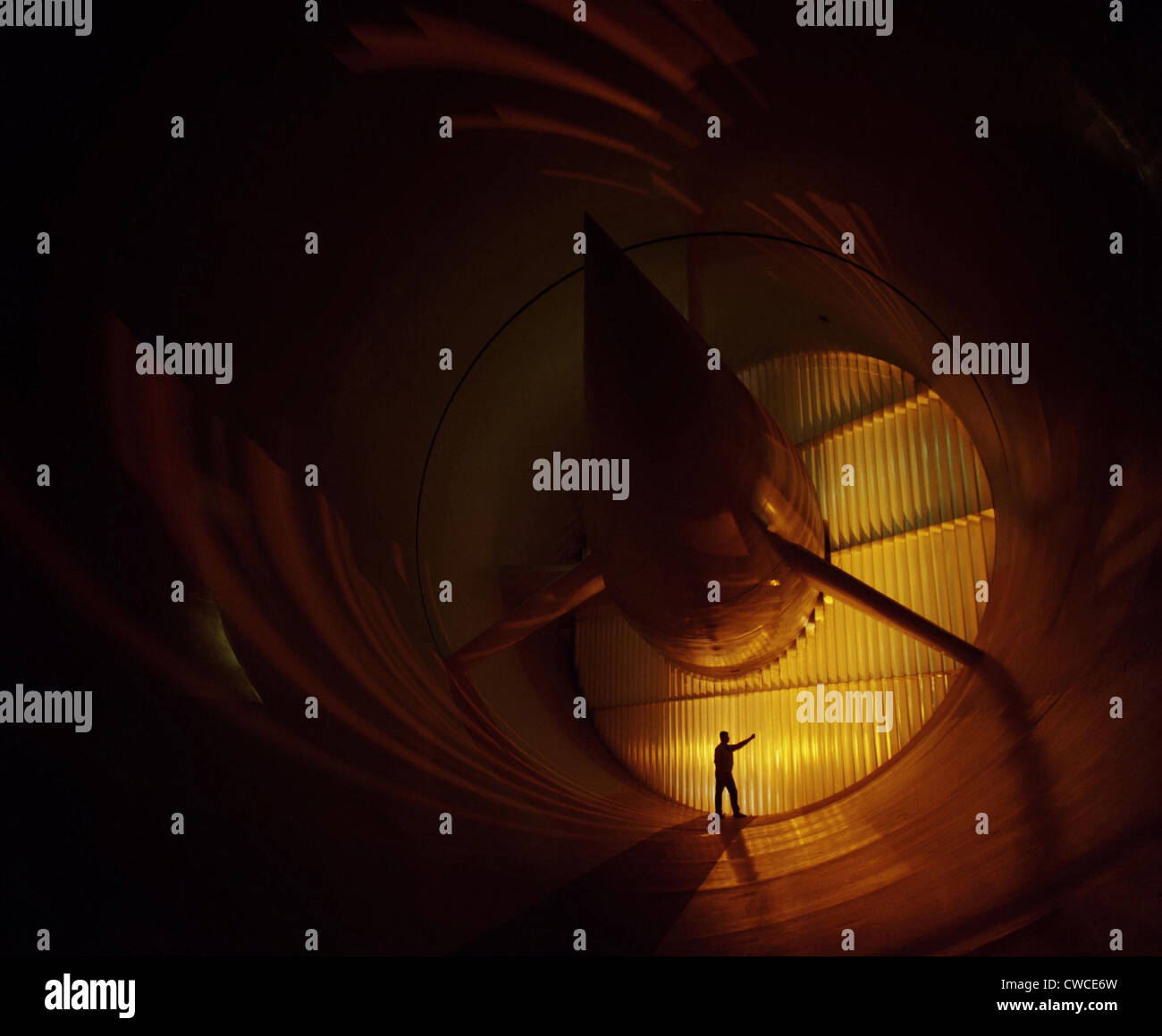 Un technicien de la NASA est rédigée par les portes de la soufflerie transsonique au NASA Langley Research Center, Hampton, Virginie. 1996. Banque D'Images