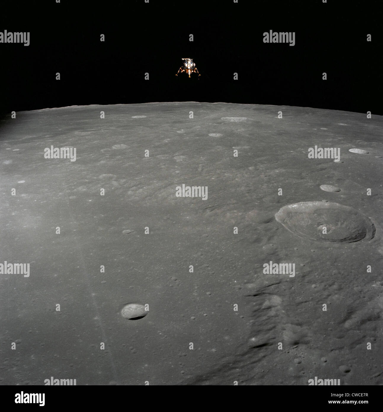 Module lunaire Apollo 12 Intrepid atterrissage sur la surface de la Lune. Il a atterri dans l'océan des tempêtes où la sonde Surveyor 3 Banque D'Images