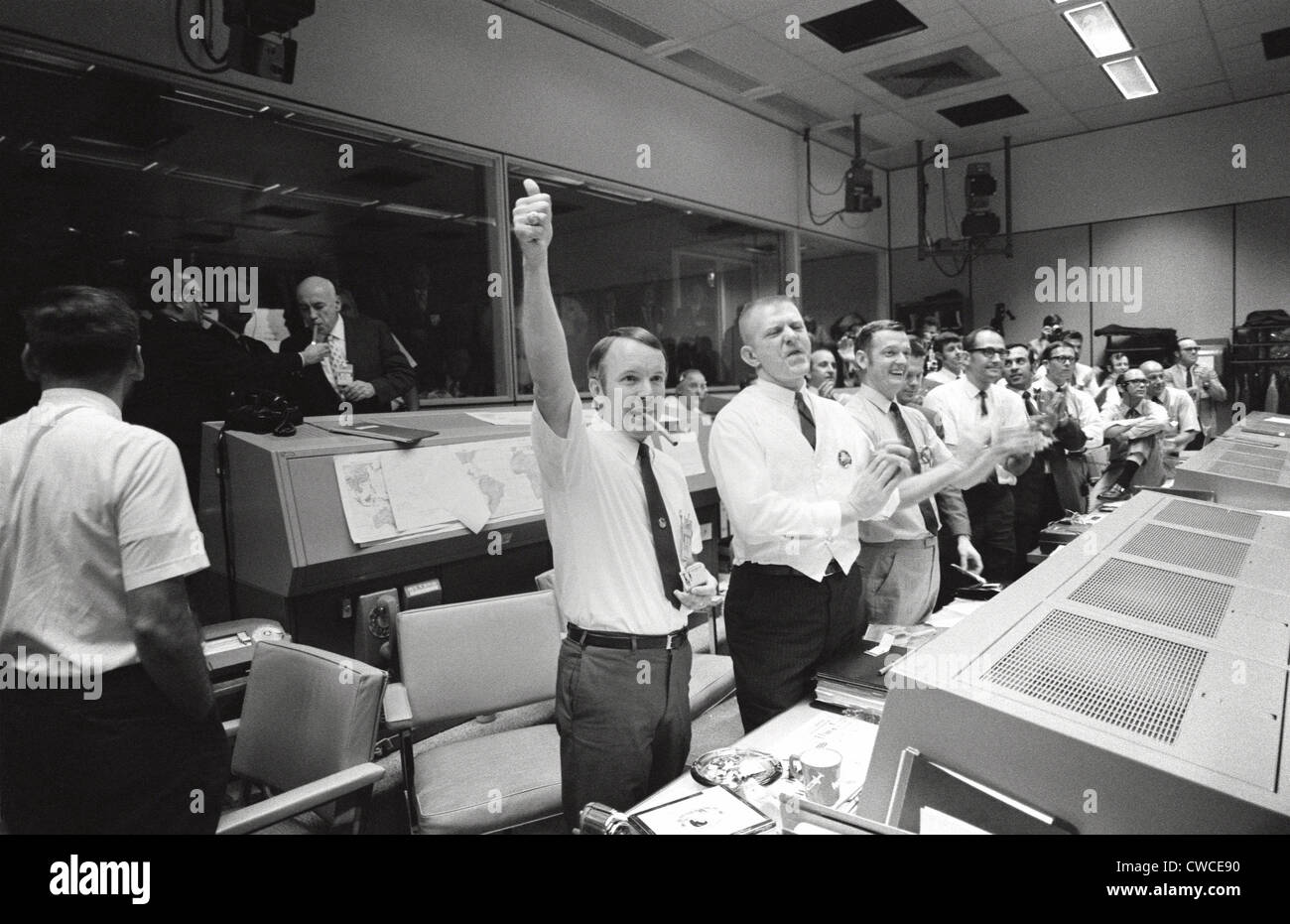 Apollo 13 directeurs de vol salue le succès splashdown de la commande Module. Dans l'arrière-plan Robert Gilruth, directeur, Banque D'Images