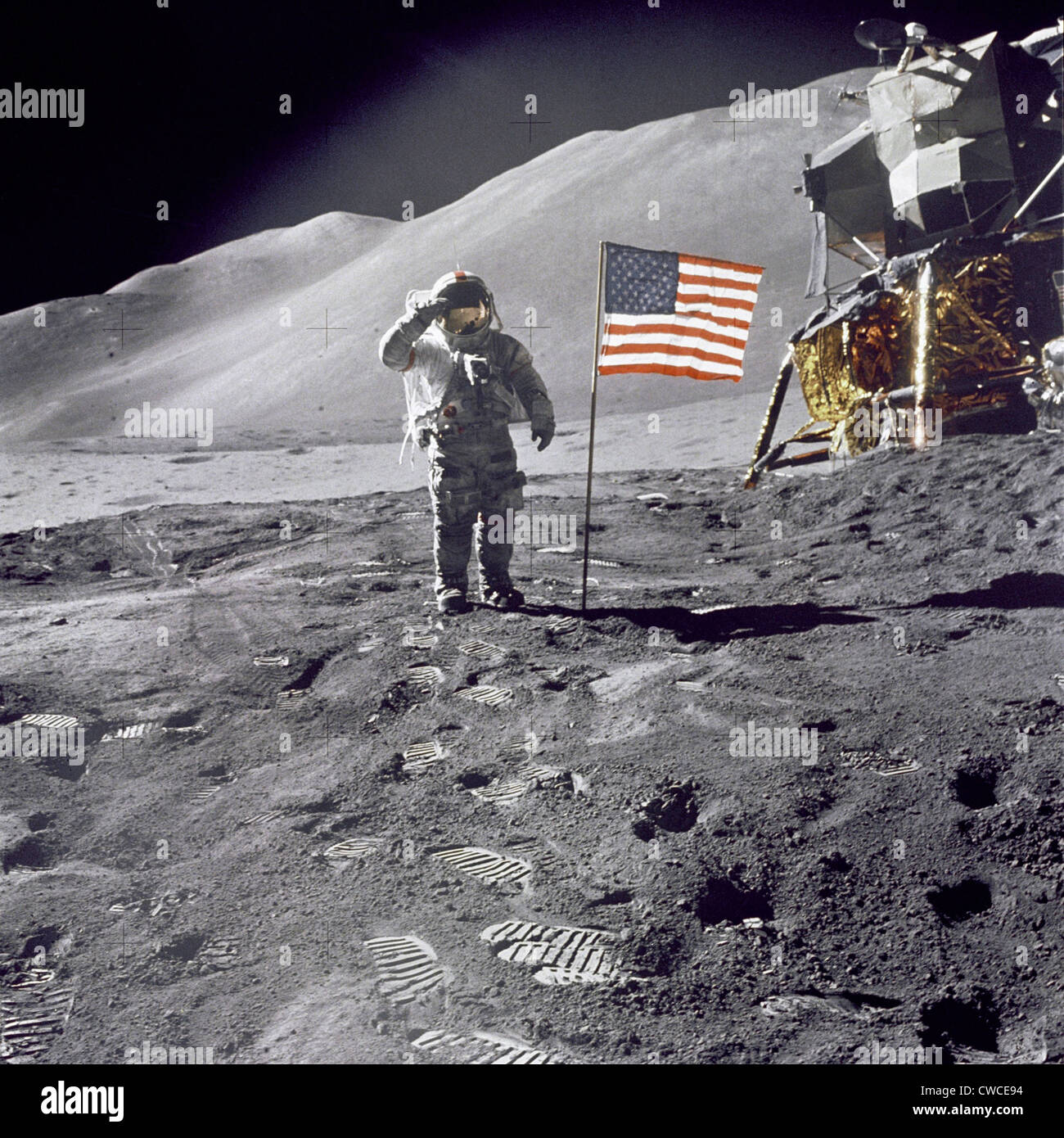 L'astronaute d'Apollo 15 David Scott, donne un salut militaire au drapeau américain sur la Lune. Le 30 juillet 1971. Banque D'Images