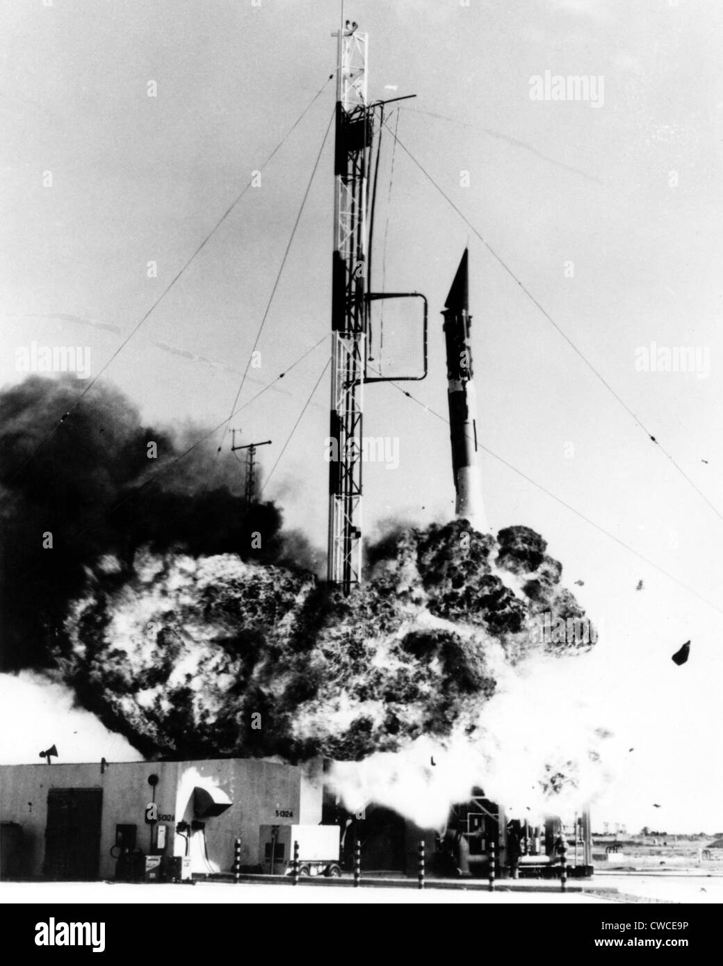 L'explosion de missiles d'avant-garde sur son aire de lancement de Cap Canaveral le 6 décembre 1957. Le problème est survenu après les Soviétiques Banque D'Images