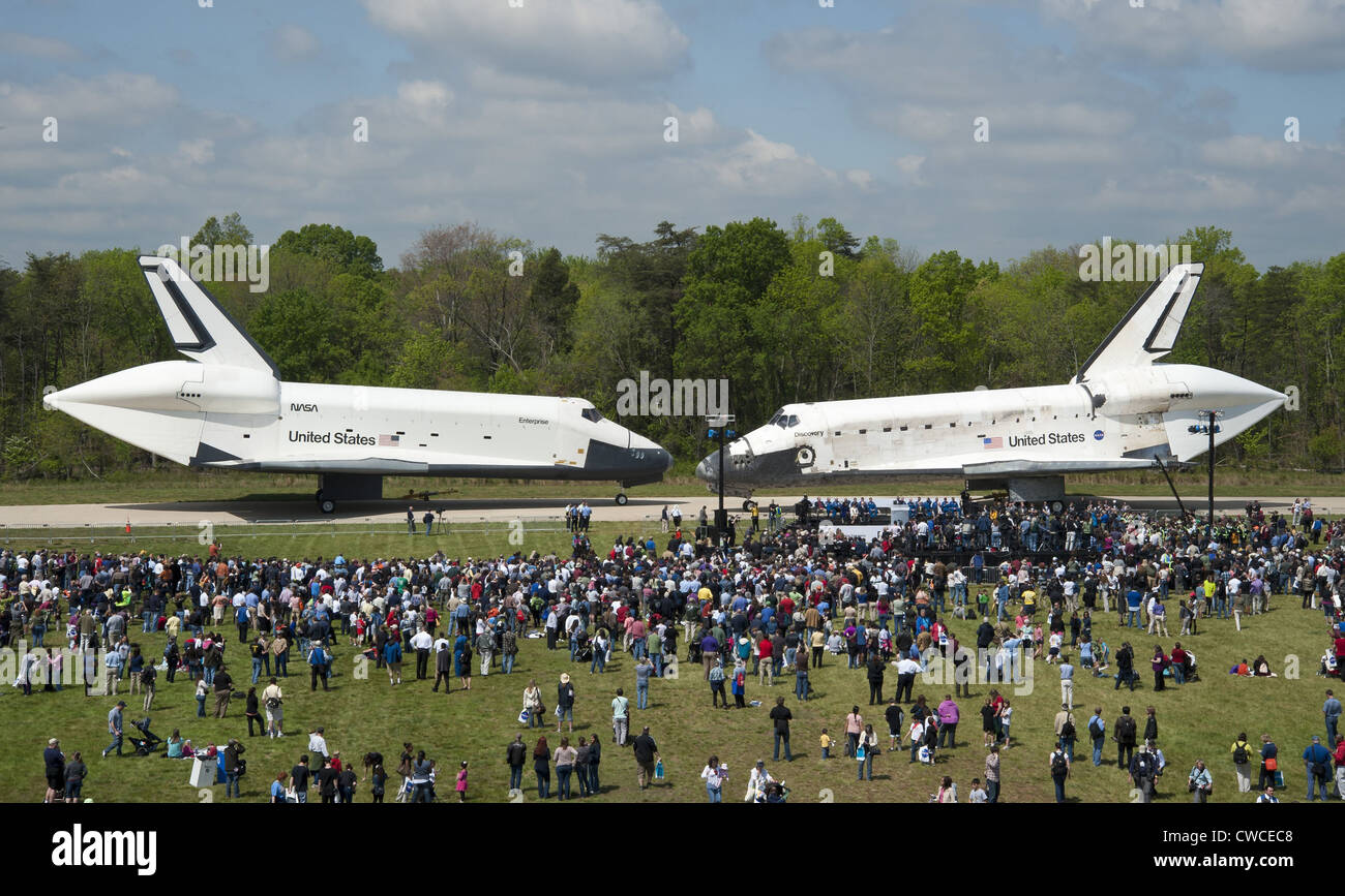 Navette spatiale Enterprise(à gauche) et de découverte nez à nez. Découverte iront à la National Air and Space Museum et Banque D'Images