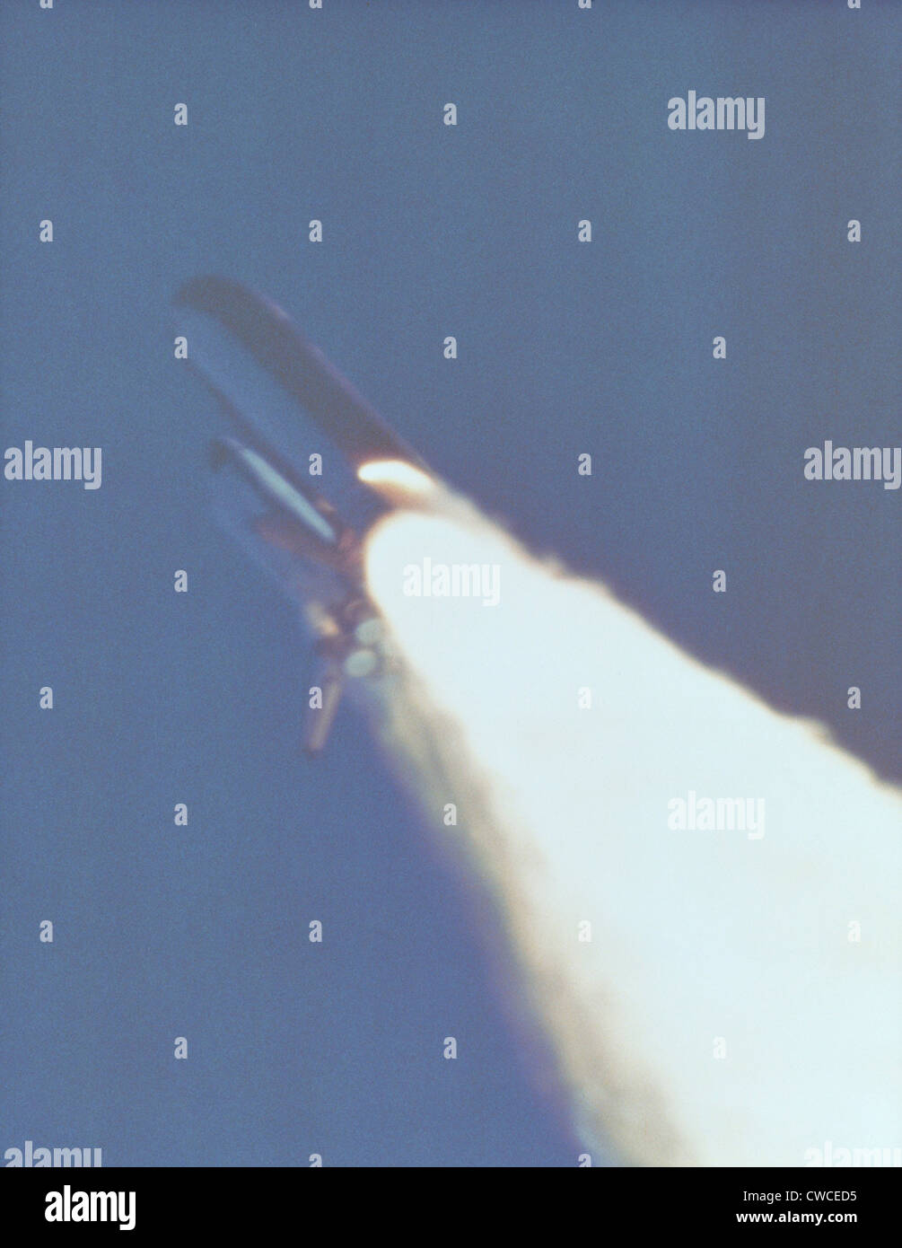 La catastrophe de la navette spatiale Challenger. À 58,778 secondes de vol, un grand panache de la flamme est visible sur le booster, Banque D'Images