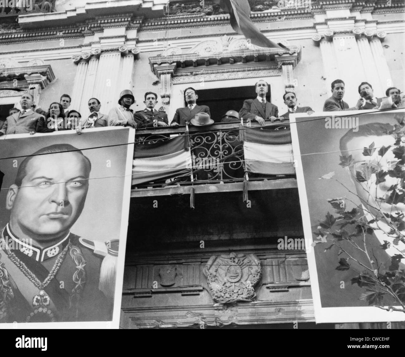 Célébration politique bolivien. Le cabinet attend l'arrivée du Président Victor Paz Estenssoro. Le balcon est Banque D'Images