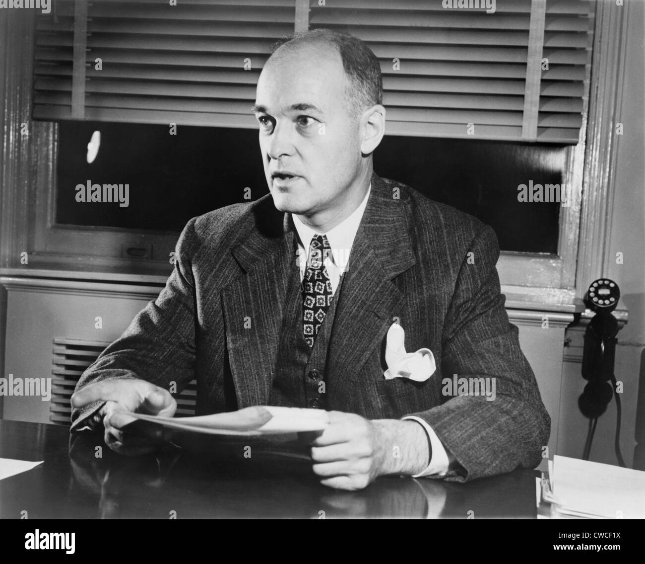 George Kennan à New York le 19 novembre 1951. Auparavant, il était un expert russe du Département d'État quand il a écrit son 'long 1946 Banque D'Images George Kennan à New York le 19 novembre 1951. Auparavant, il était un expert russe du Département d'État quand il a écrit son 'long 1946 Banque D'Images