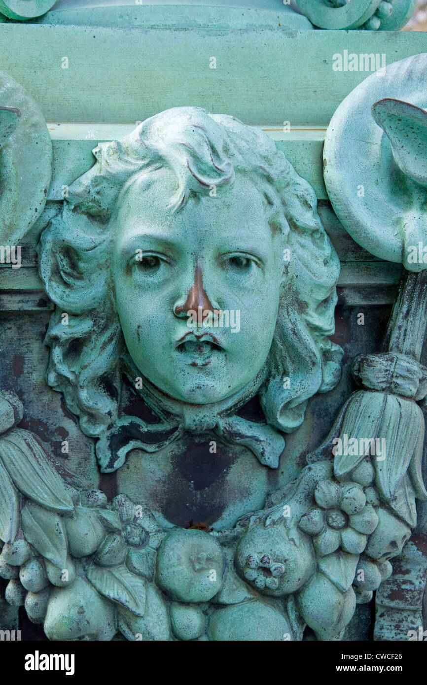 Métal bronze statue a transformé une patine verte en raison de l'oxydation. La ternissure est évident sauf si le nez a été frotté. Banque D'Images