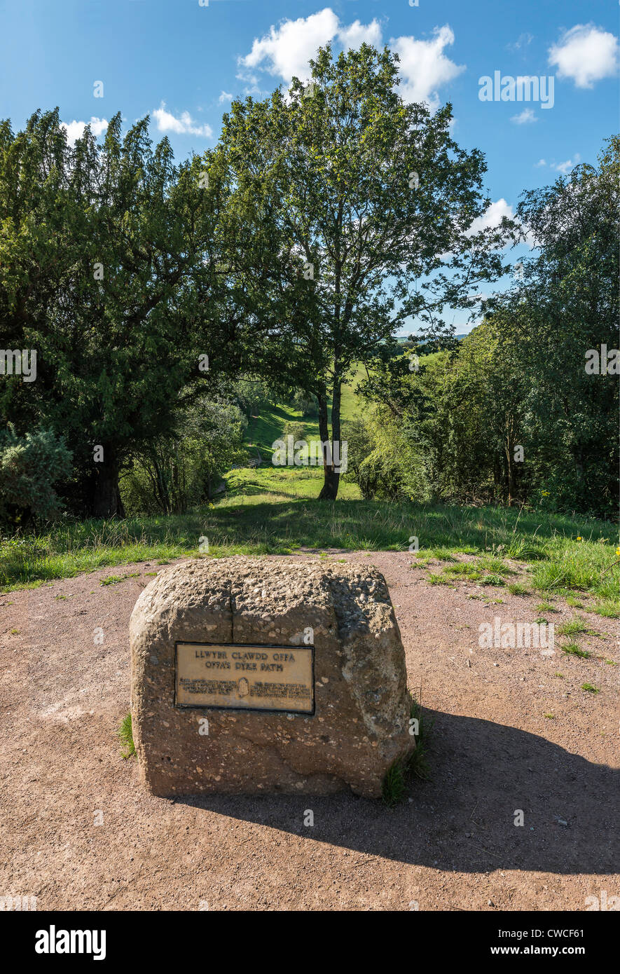 Boulder avec plaque marquant début d'Offa's Dyke Path in Sedbury, Glos. Le chemin s'étend du sud au nord le long de la frontière Banque D'Images