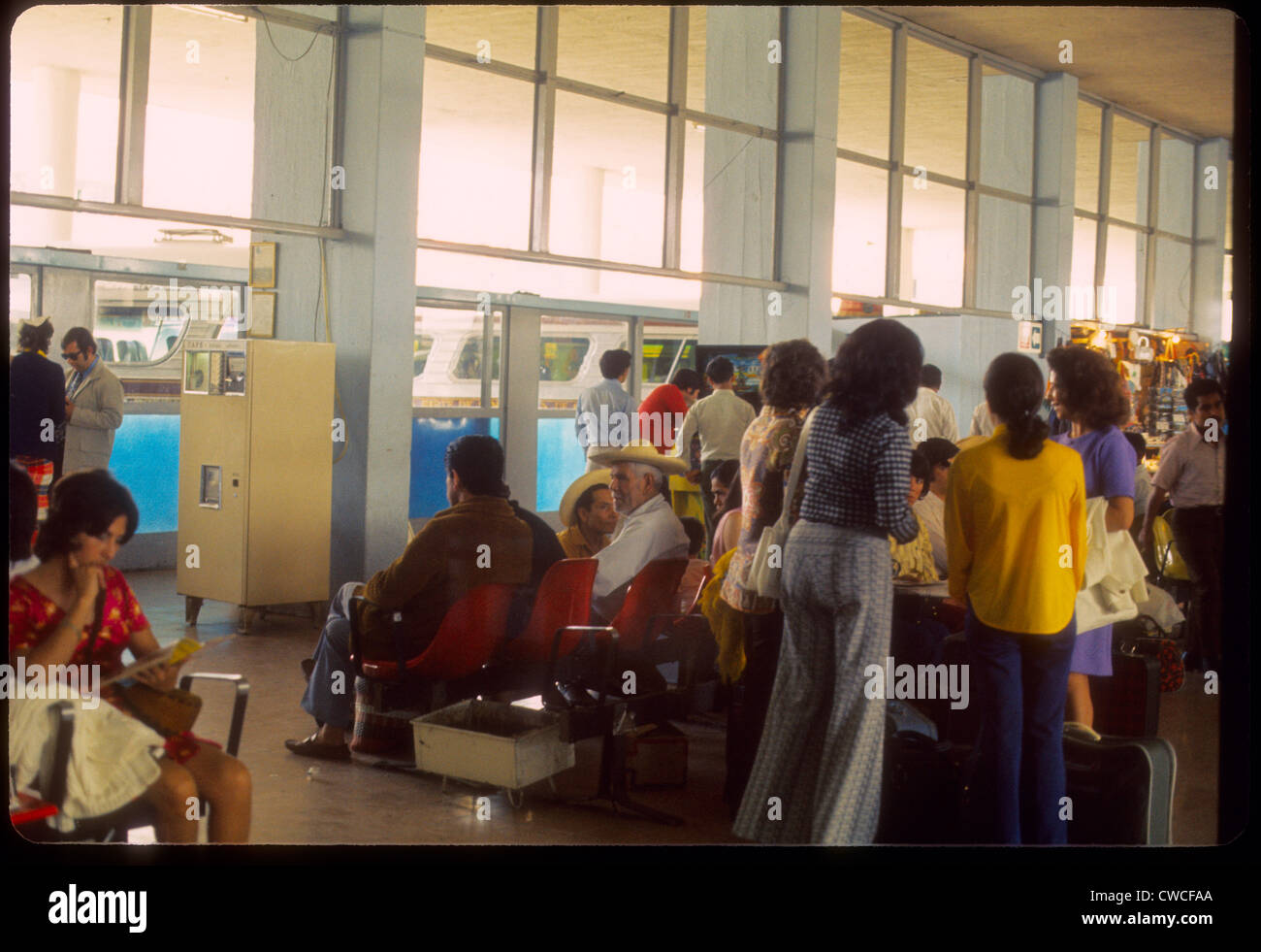 Les mexicains en attente dans la station de bus Guadalajara, Mexique 1973 1970 terminal voyage jour mexicain de la mode Banque D'Images