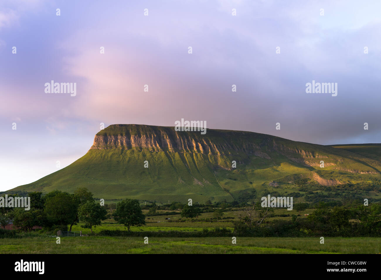 Ben Bulben Table Mountain, Comté de Sligo, Connacht, l'Irlande, l'Europe. Banque D'Images