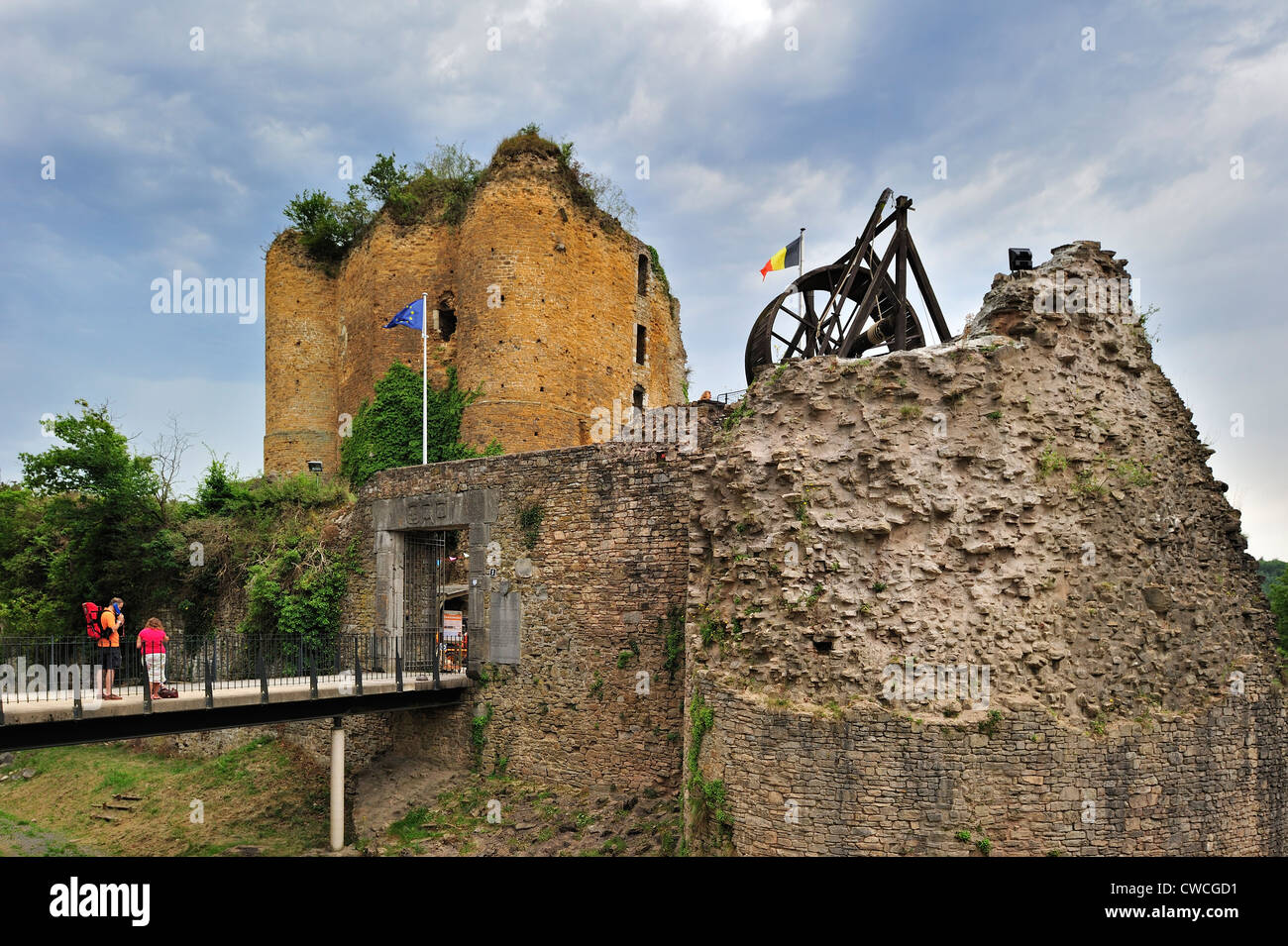 Les touristes visitant les ruines du château médiéval Château de Franchimont à Theux dans les Ardennes Belges, Liège, Belgique Banque D'Images