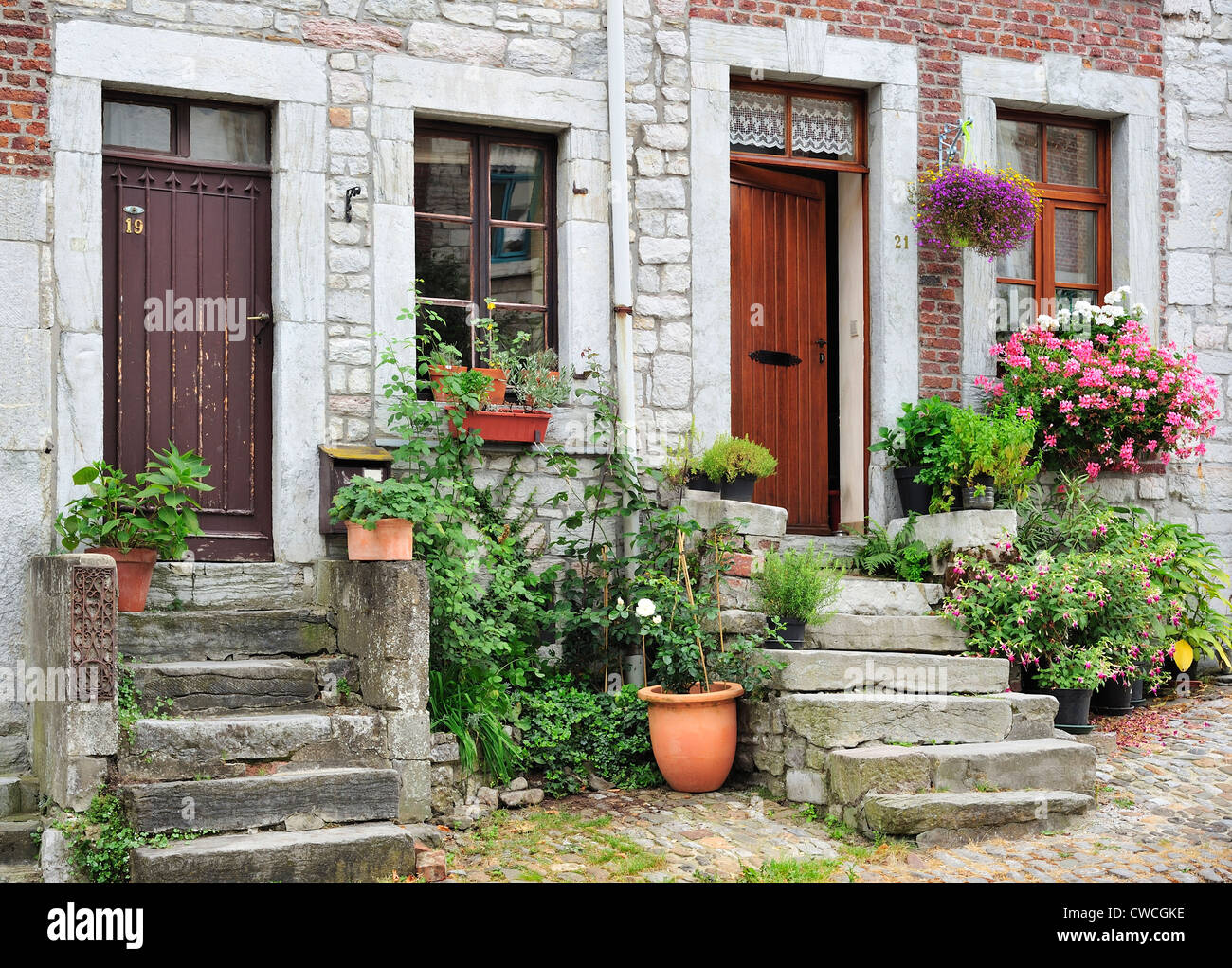 Maisons fleuries le long de la place Saint-Georges / Saint George Square dans la ville Limbourg dans les Ardennes Belges, Belgique Banque D'Images