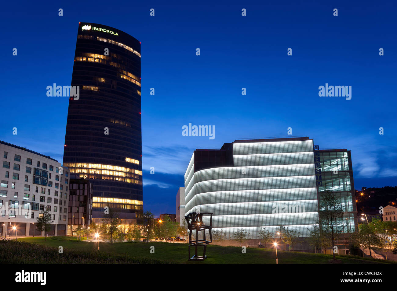 La tour Iberdrola et de Deusto, Bilbao Abandoibarra, BIbliotheque, Biscaye, Pays Basque, Espagne Banque D'Images