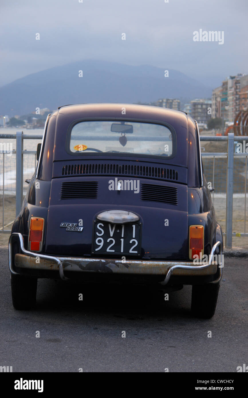 Fiat 500 nuova à la plage Banque D'Images