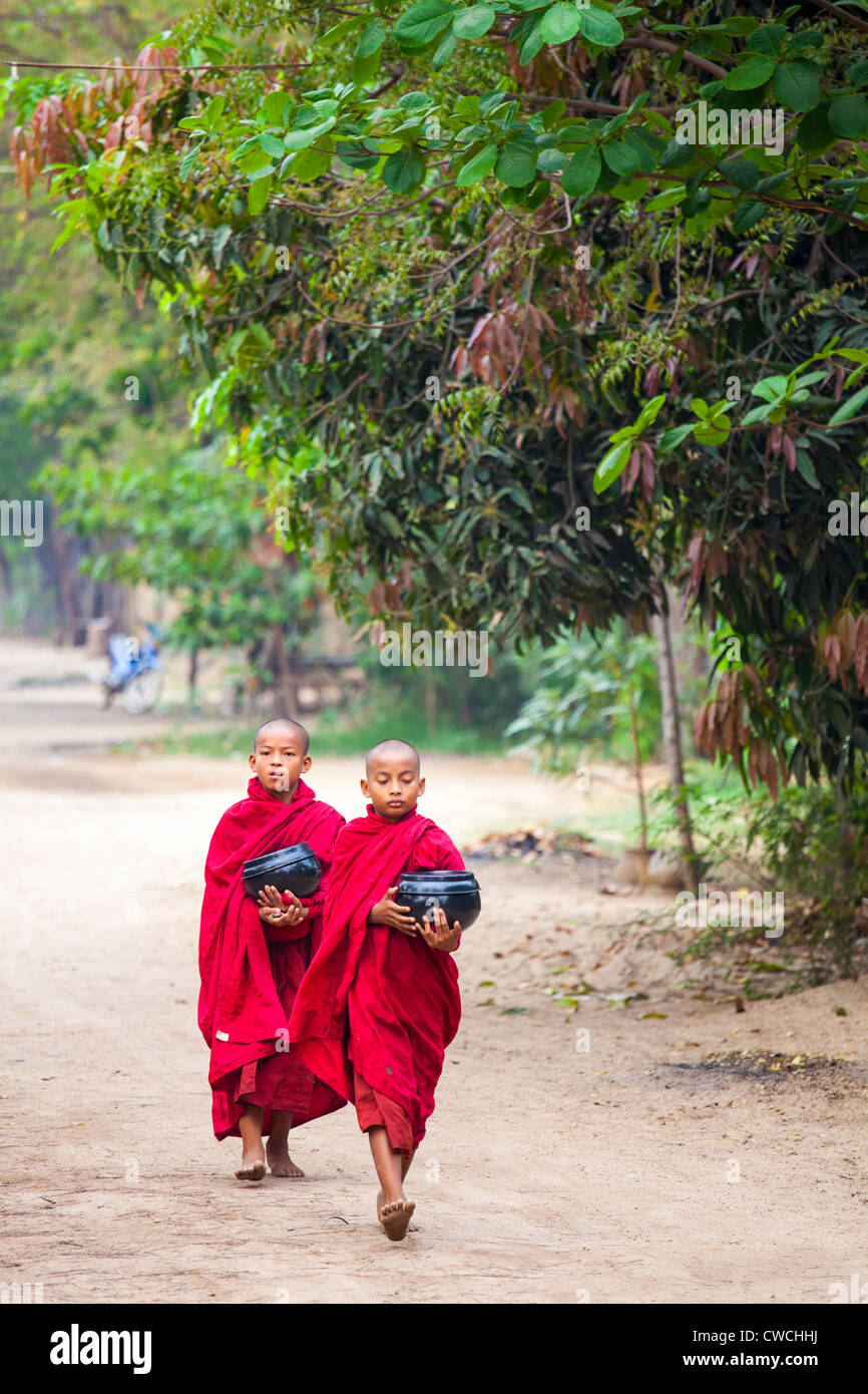 La collecte de l'aumône des moines à Bagan, Myanmar Banque D'Images