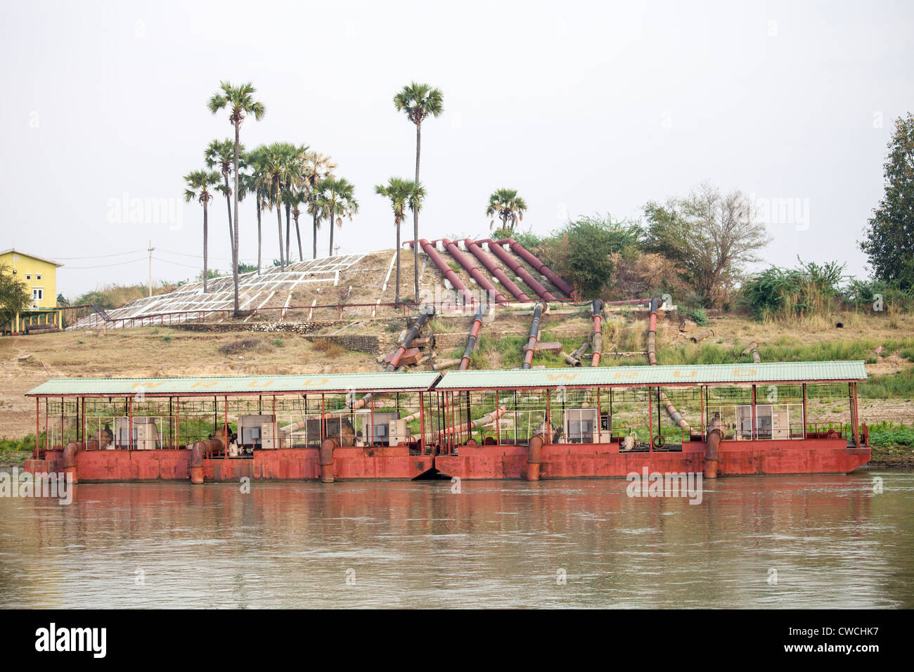 Le pompage de l'eau de la rivière Irrawaddy près de Mandalay, Myanmar Banque D'Images