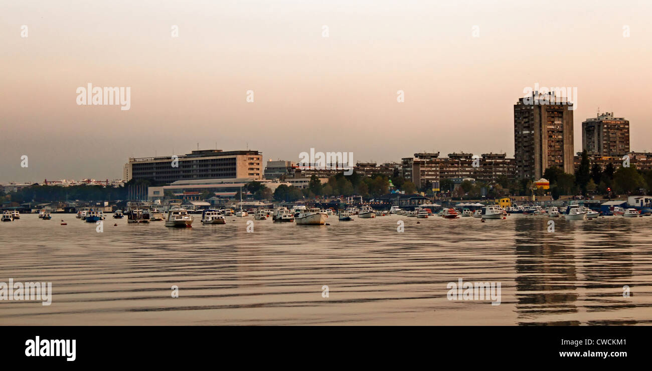 Coucher de Soleil, soleil, ombre, eau, rivière, ville, maison, édifice, bateau, navire, le poisson, le ciel, les nuages, les bâtiments Banque D'Images
