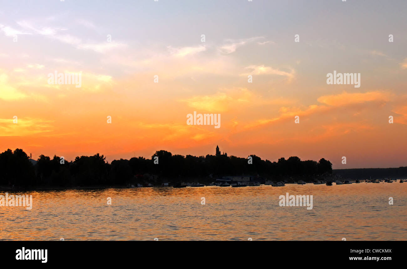 Coucher de Soleil, soleil, ombre, eau, rivière, ville, maison, édifice, voile, bateau, pêche, Ciel, nuages Banque D'Images