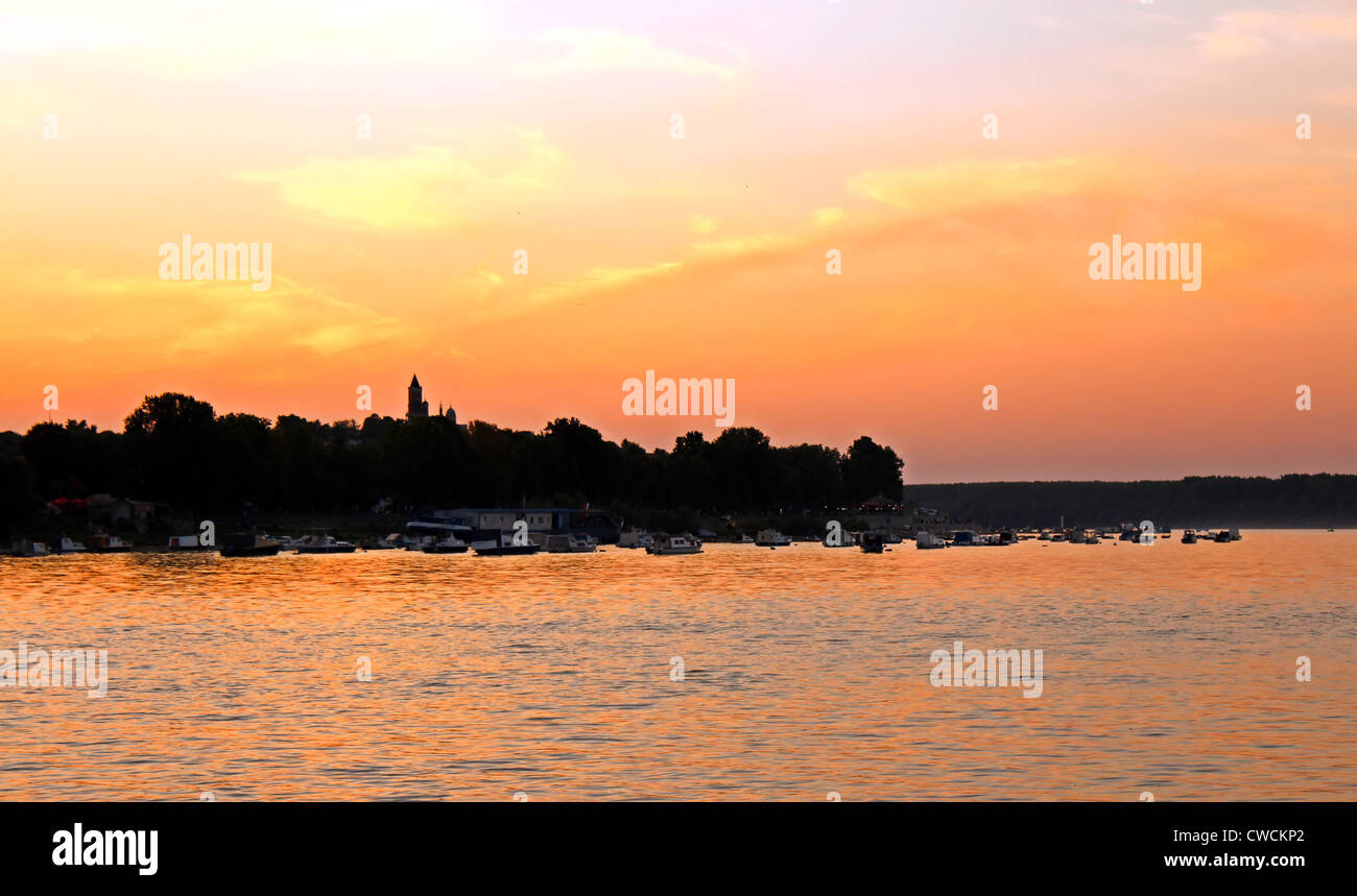 Coucher de Soleil, soleil, ombre, eau, rivière, ville, maison, édifice, voile, bateau, pêche, Ciel, nuages Banque D'Images