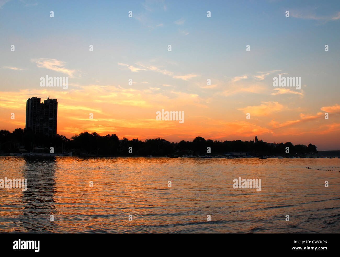 Coucher de Soleil, soleil, ombre, eau, rivière, ville, maison, édifice, voile, bateau, pêche, Ciel, nuages Banque D'Images