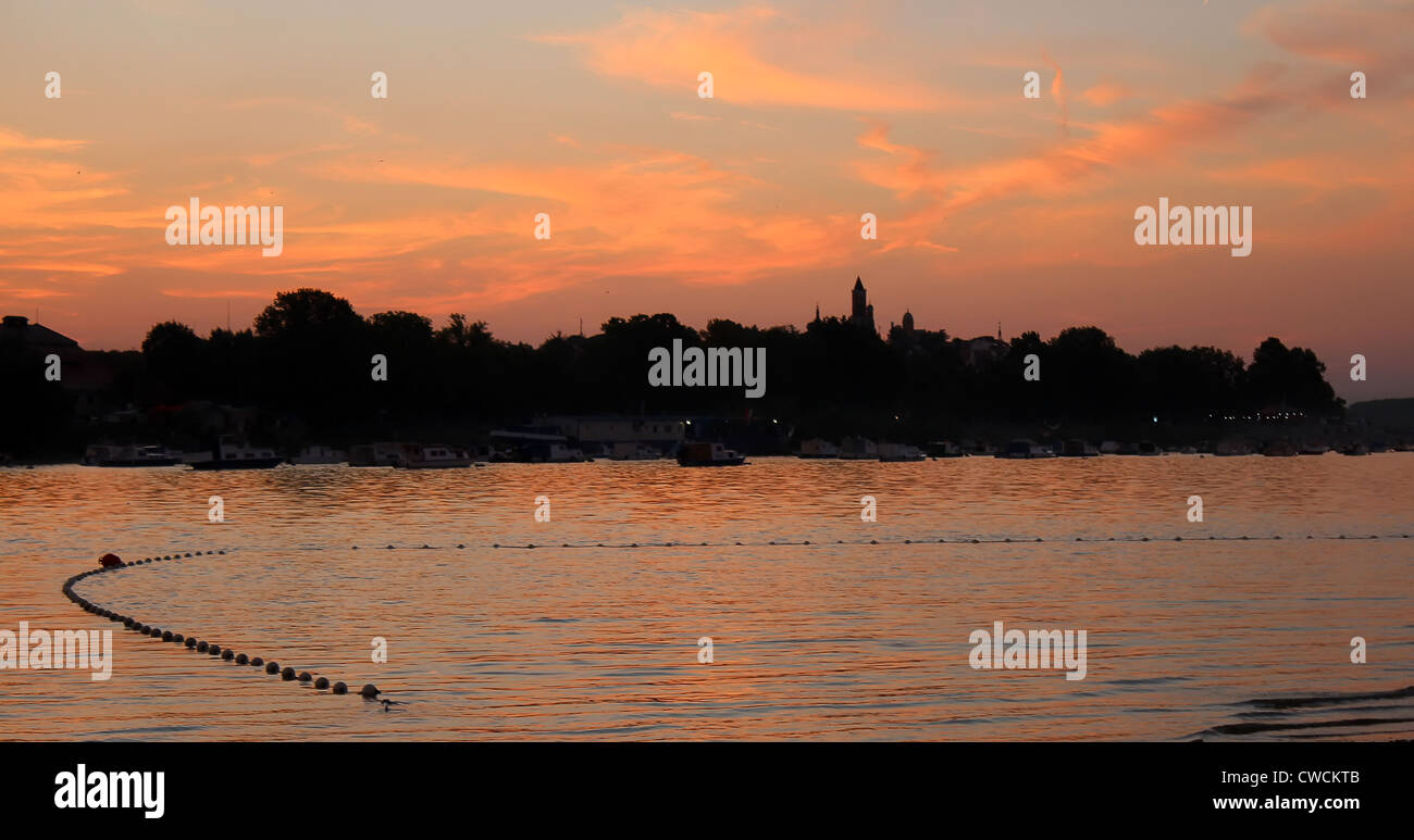 Coucher de Soleil, soleil, ombre, eau, rivière, ville, maison, édifice, voile, bateau, pêche, Ciel, nuages Banque D'Images