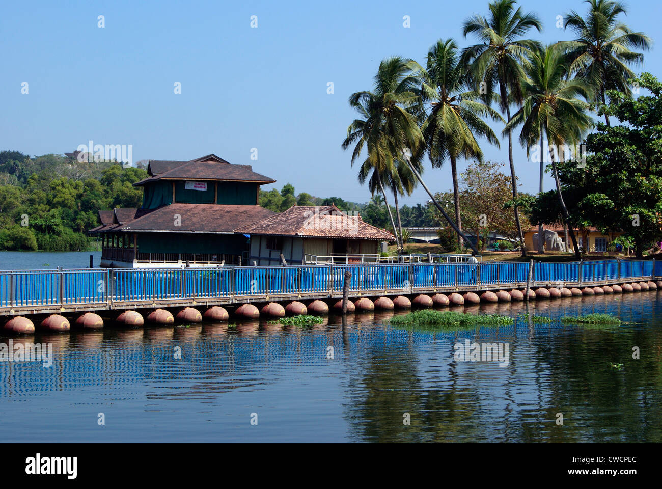 Pont flottant et restaurant flottant sur Kerala backwaters entouré de paysages de cocotiers à Veli Trivandrum Inde Banque D'Images
