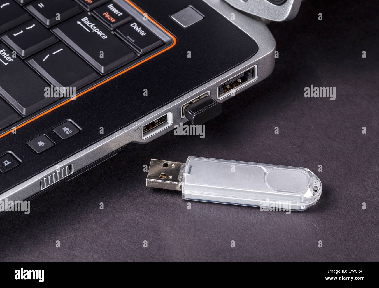 Périphérique USB portable non sécurisé à côté de l'ordinateur portable Banque D'Images