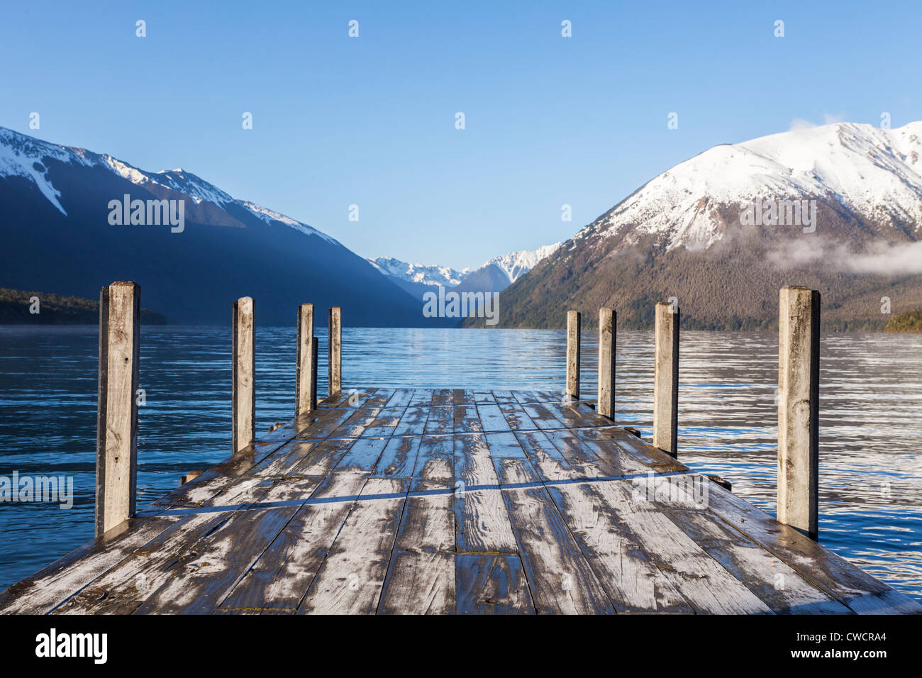 La célèbre vue sur la jetée au Lac Rotoiti, Nelson Lakes National Park, New Zealand, sur un frais, clair matin au début du printemps. Banque D'Images