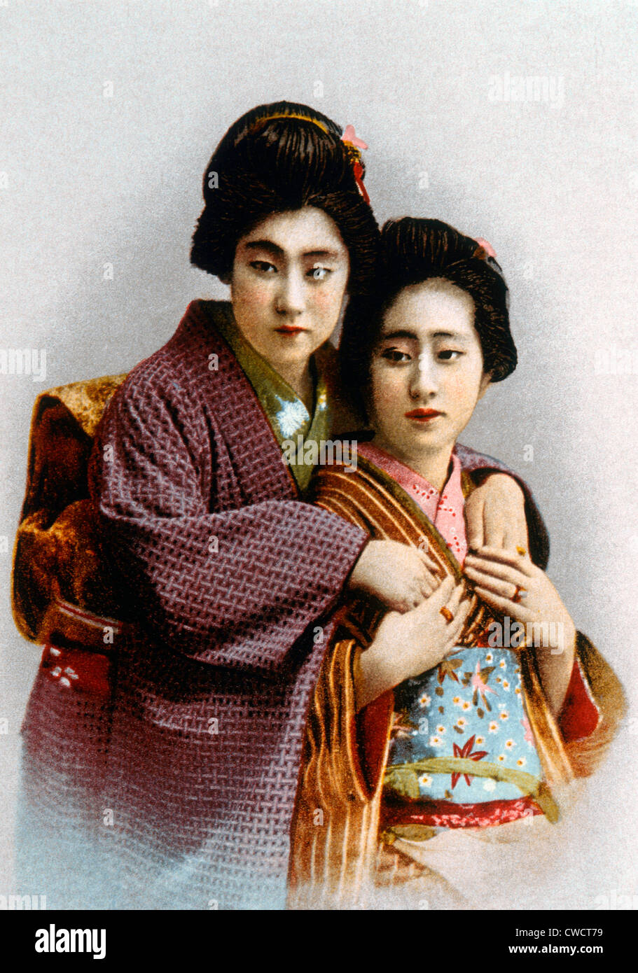 Deux femmes en costume traditionnel japonais, Portrait, 1930, photographie couleur Main Banque D'Images