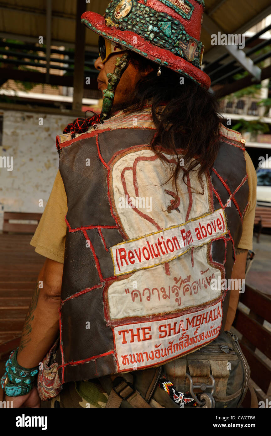 Vieux guerrier toujours à la recherche de son destin et croire en une sorte d'idéologie, de Sukhumvit, Bangkok, Thaïlande Banque D'Images