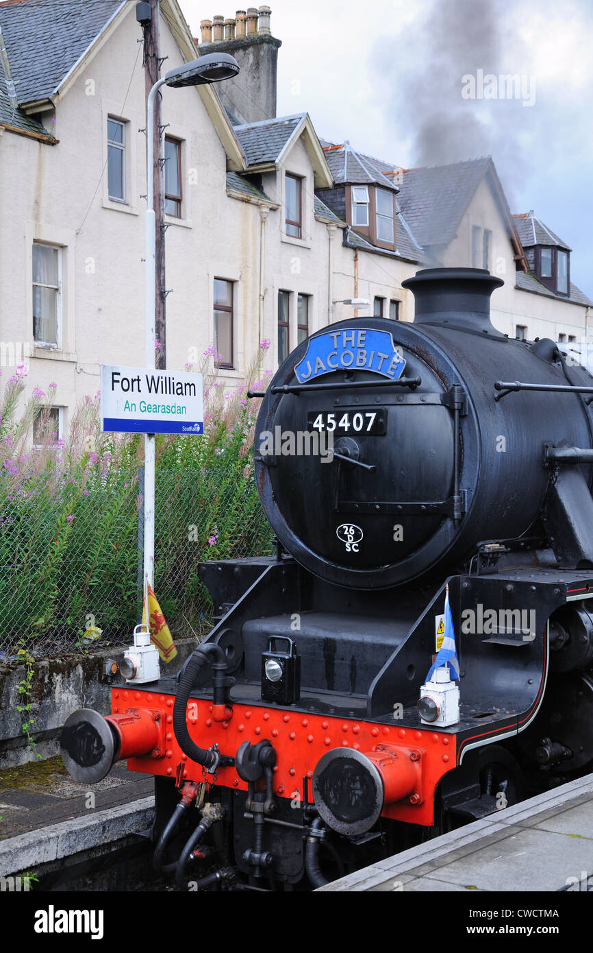 Le train à vapeur Jacobite 45407 locomotive dans la gare de Fort William. Banque D'Images