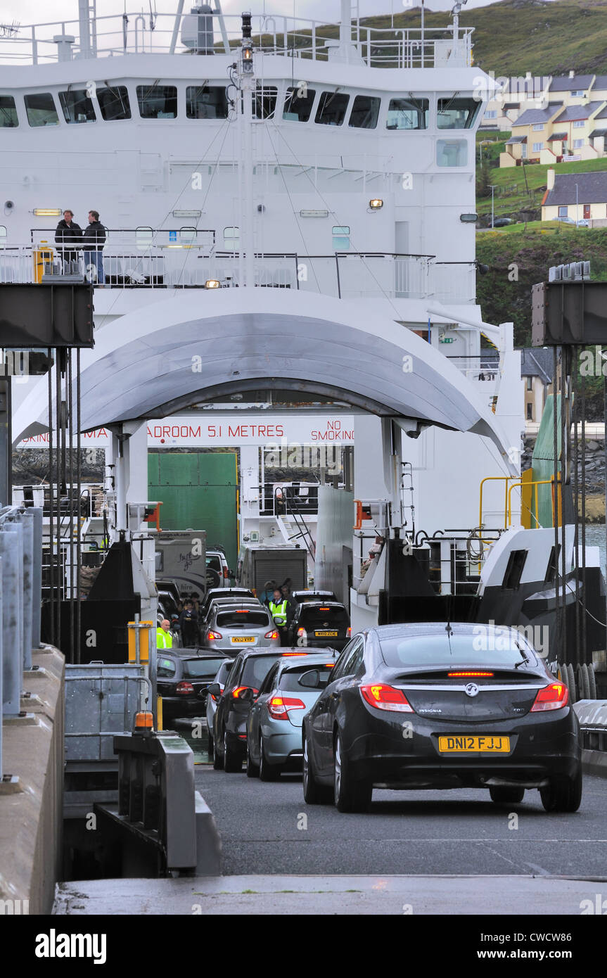 Les voitures passent par la porte ouverte du ferry.MV Coruisk au port de Mallaig en Écosse, au Royaume-Uni. Banque D'Images