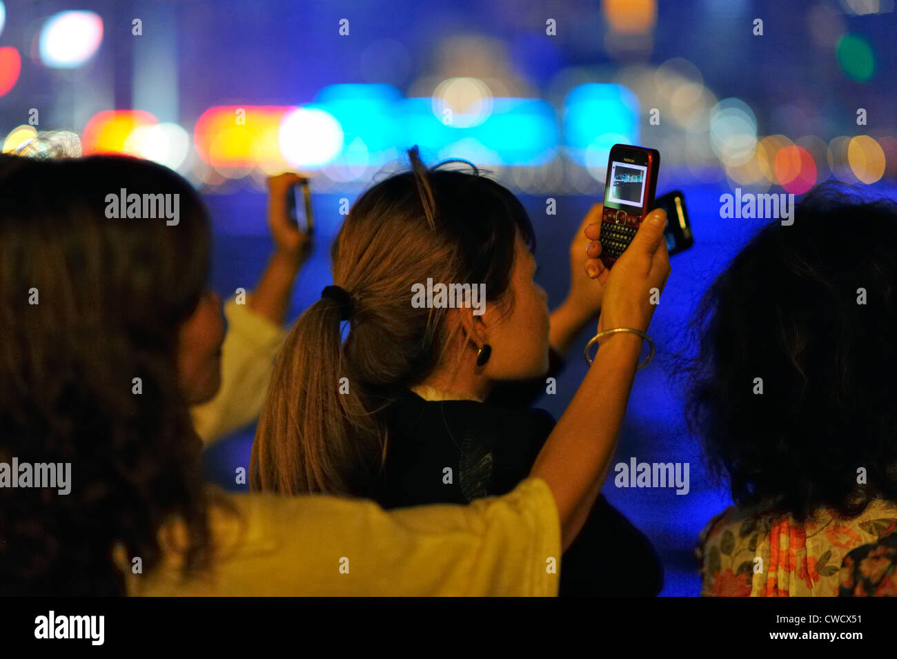 Les jeunes femmes à la nuit à la ligne d'horizon, Hong Kong SAR Banque D'Images