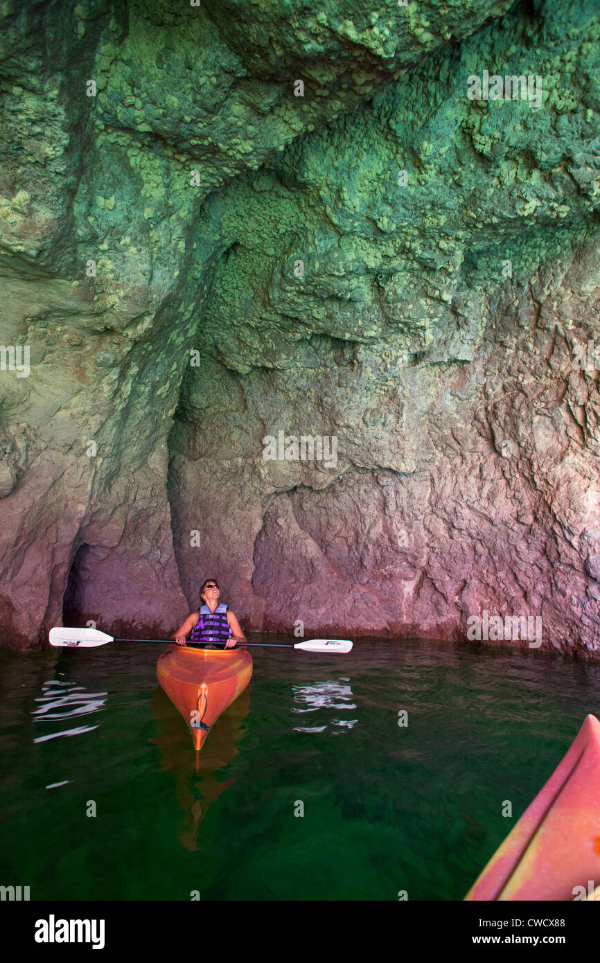 Kayak sur le Colorado River, Lake Mead National Recreation Area, près de Las Vegas, Nevada. (Modèle 1992) Banque D'Images