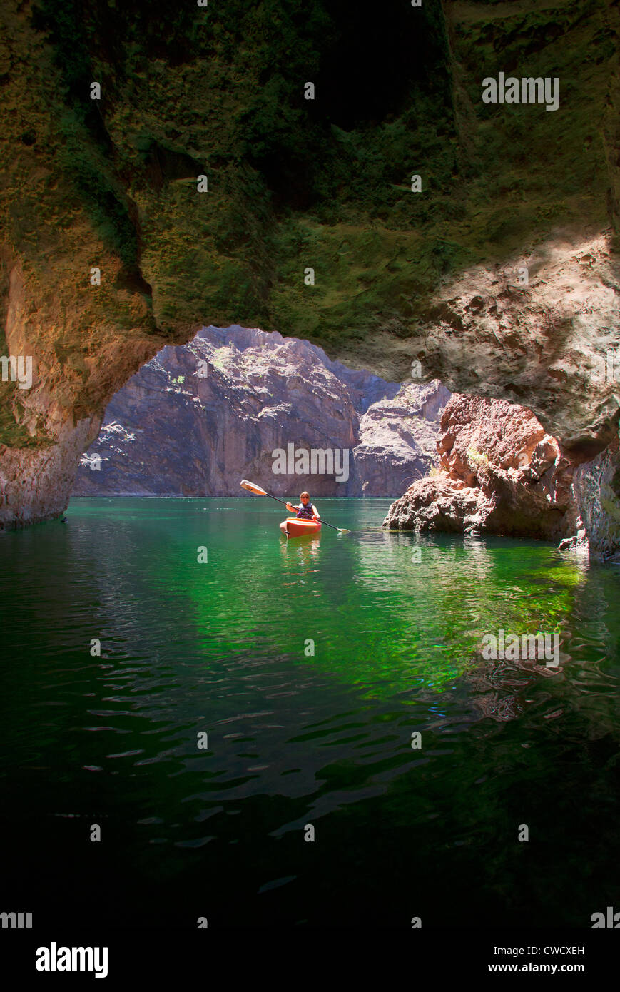 Kayak sur le Colorado River, Lake Mead National Recreation Area, près de Las Vegas, Nevada. (Modèle 1992) Banque D'Images