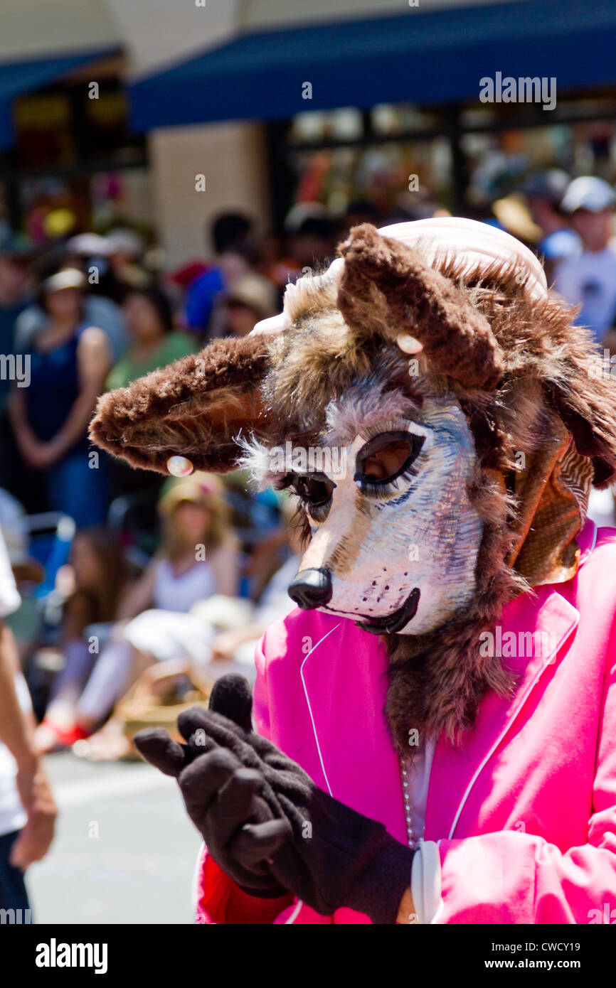 Masque de loup sur participant au défilé 2012 Solstice d'été dans "Santa Barbara", en Californie Banque D'Images