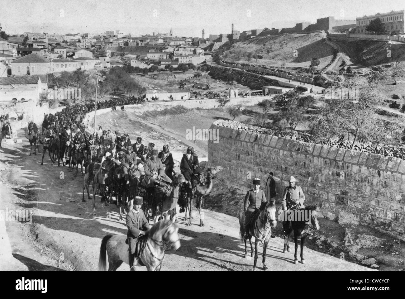 Corps de bénévoles chameau arabe Arabie Saoudite de partir pour le Front, Palestine 1916. Banque D'Images