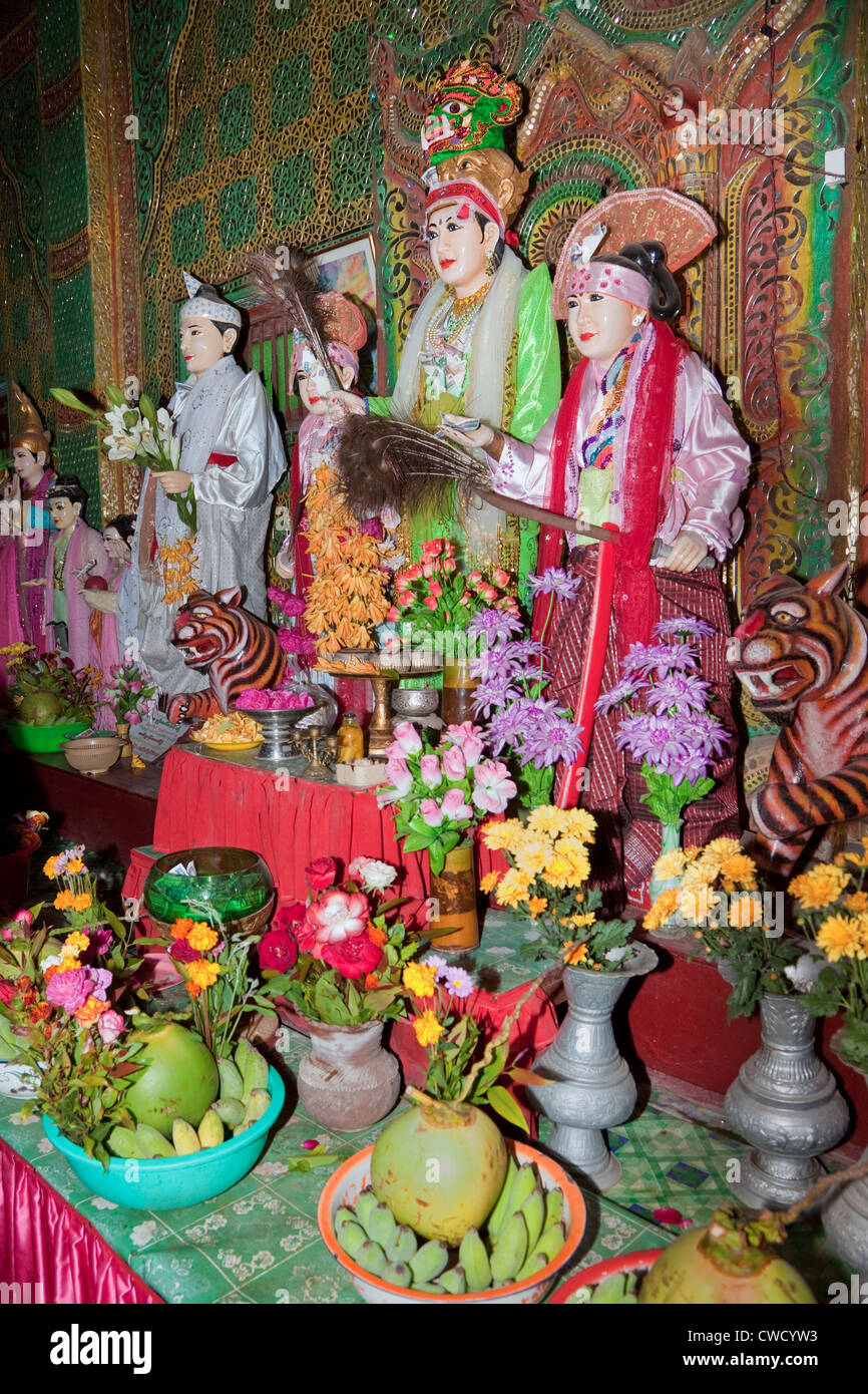 Le Myanmar, Birmanie. Statues représentant des Nats (esprits) dans un lieu de culte, le mont Popa monastère. Banque D'Images