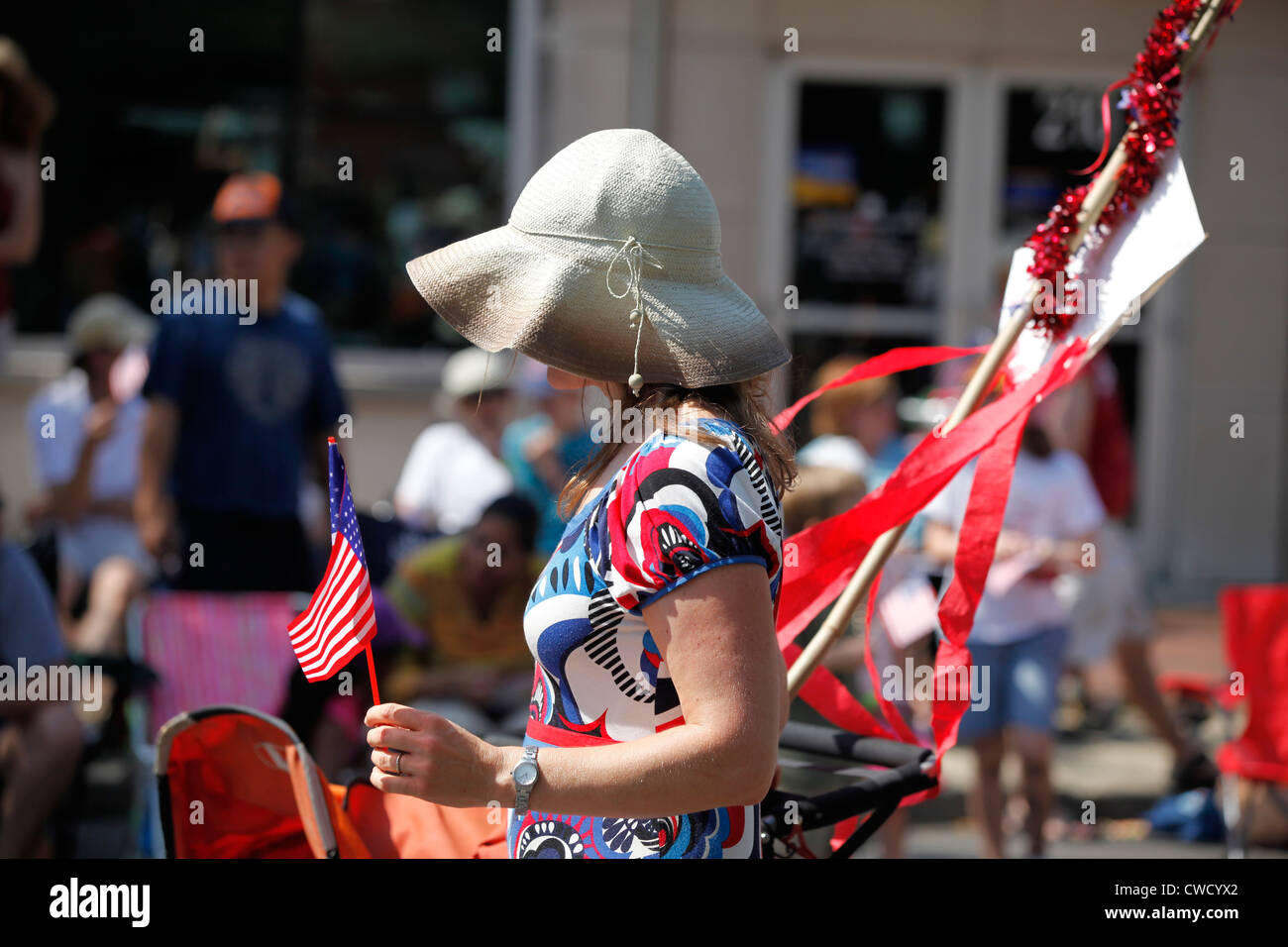 Bloomington Indiana 4 juillet 2012 parade rouge blanc et bleu drapeau américain woman holding flag Banque D'Images
