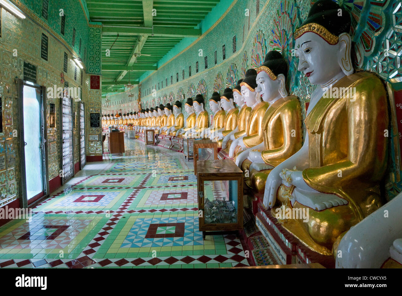 Le Myanmar, Birmanie. Umin Thounzeh, sanctuaire bouddhiste sur la colline de Sagaing, près de Mandalay. Banque D'Images