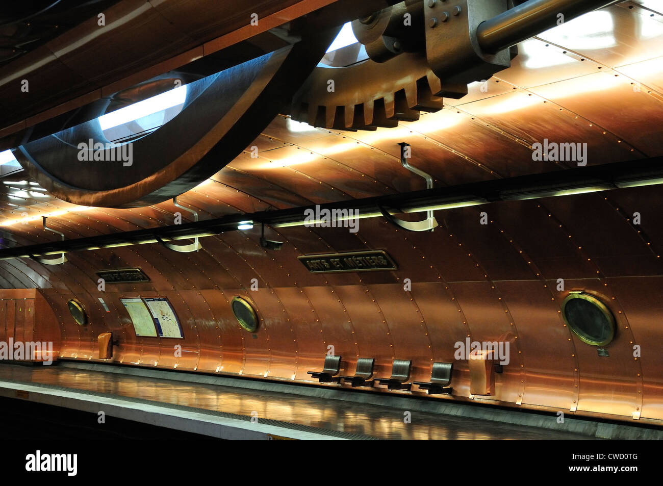 Paris, France. Arts-et-métiers de la station de métro. François Schuiten (1994 ?) avec des feuilles de cuivre et hublots Banque D'Images