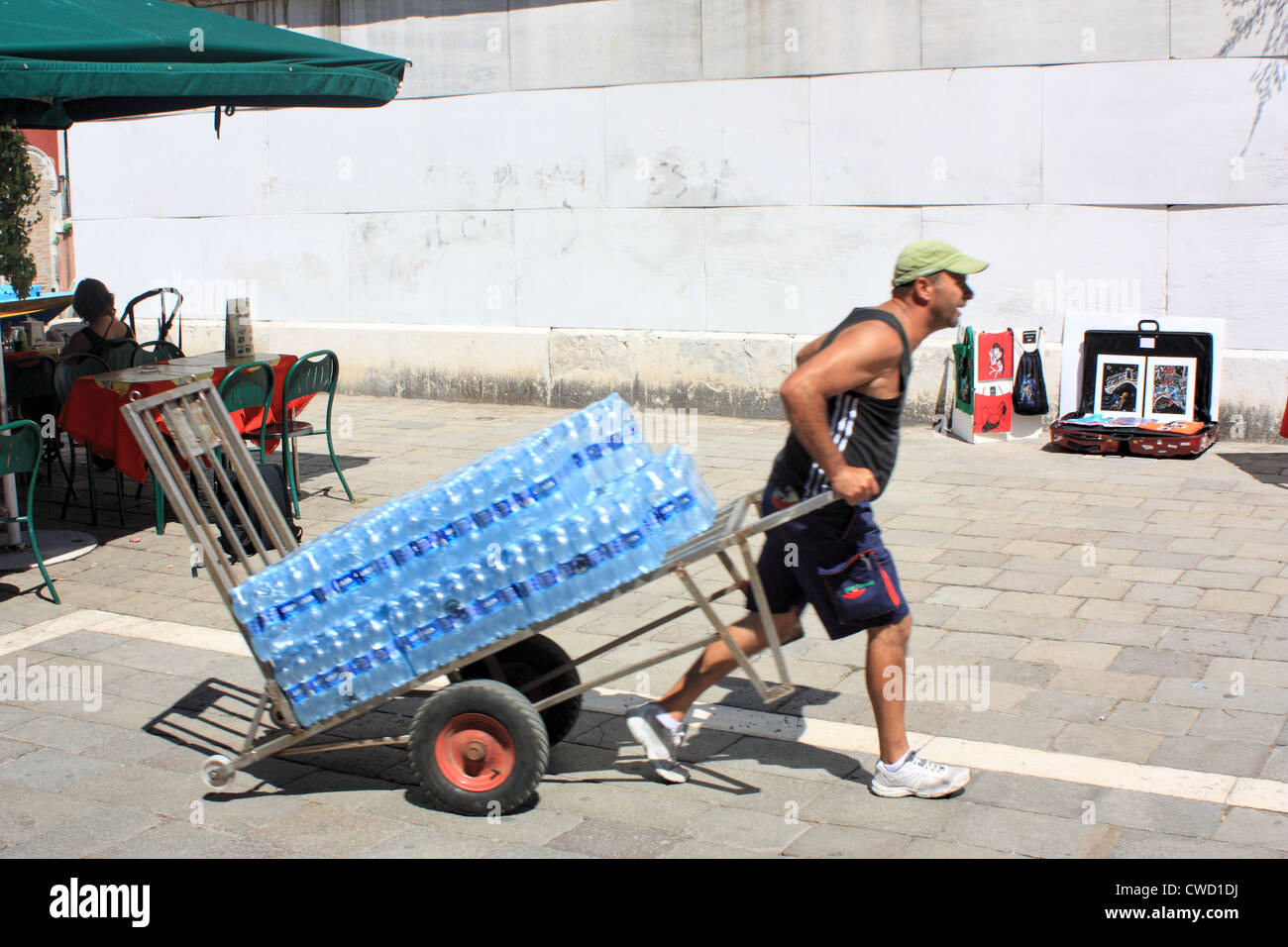 Livraison de boissons à Venise : man pulling chargé panier voyage Campo San Cassian, San Polo area Banque D'Images