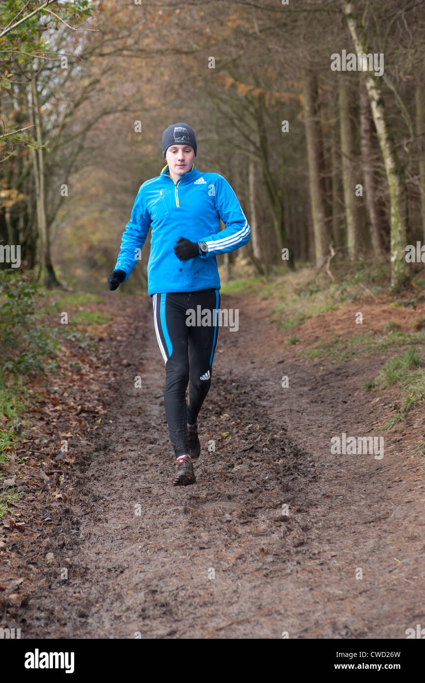 Champion du monde de triathlon et médaillée d'or aux Jeux Olympiques, Alistair Brownlee dans Otley Chevin, North Yorkshire, Angleterre. Banque D'Images