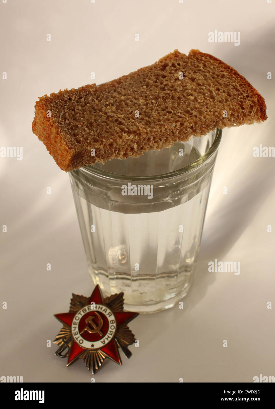 L'ordre 'Grande guerre patriotique' et verre avec morceau de pain Banque D'Images