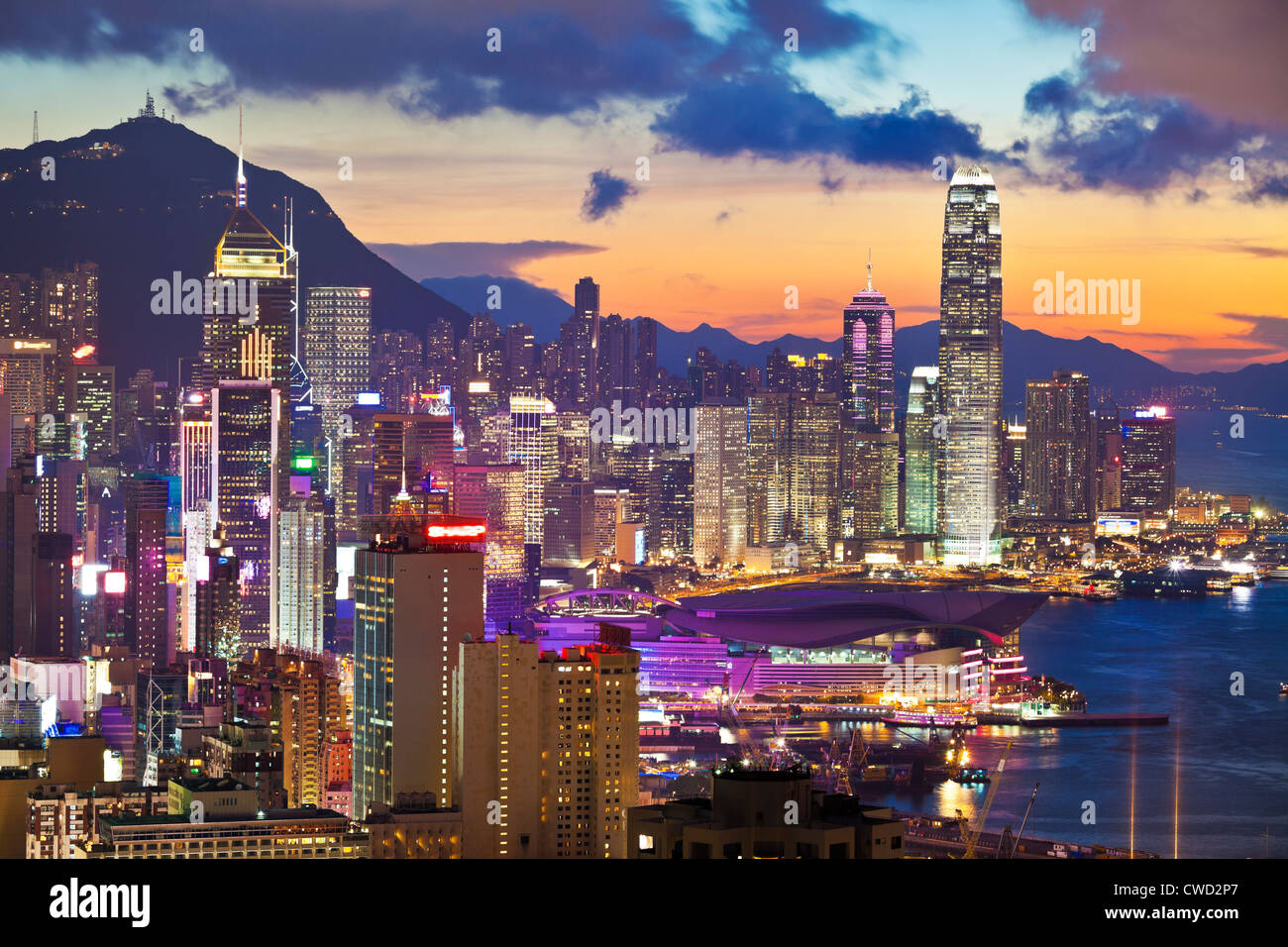 Hong Kong coucher du soleil avec les immeubles de bureaux Banque D'Images