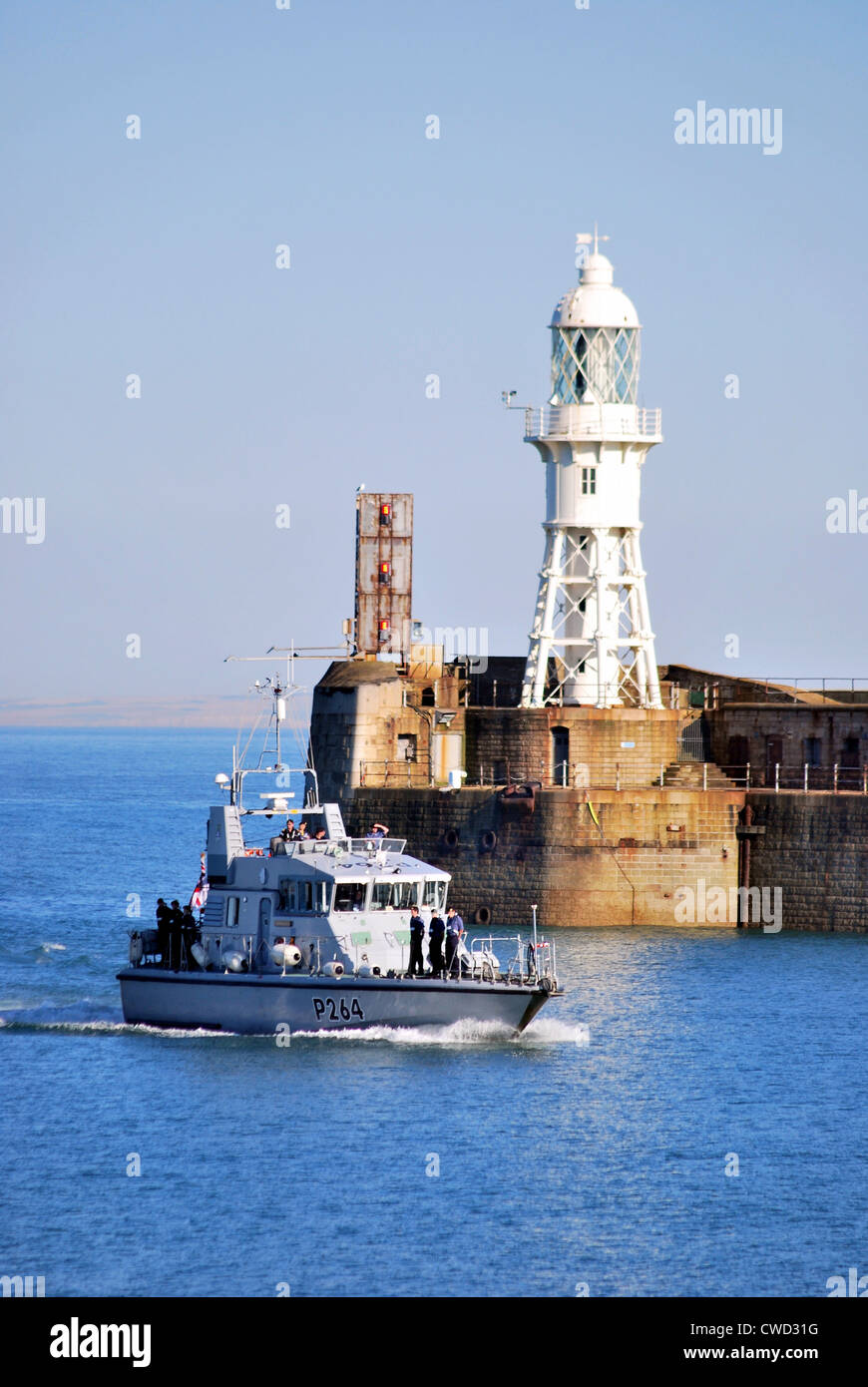 Bateau de patrouille de la Royal Navy HMS Archer entre Dover Harbour dans le Kent en août 2012. Banque D'Images