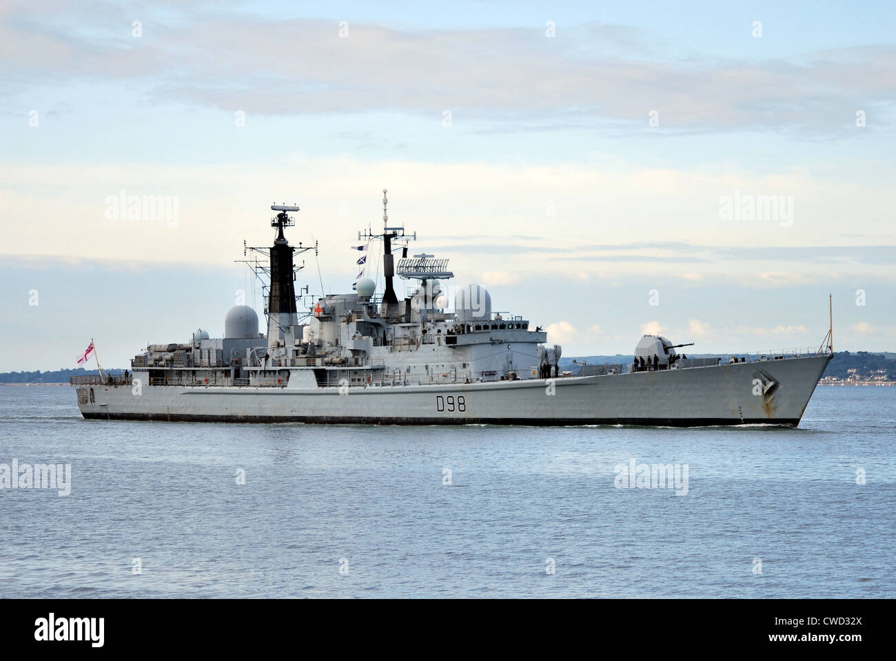 La Royal Navy Destroyer HMS York entre dans la base navale de Portsmouth en juillet 2012. Banque D'Images