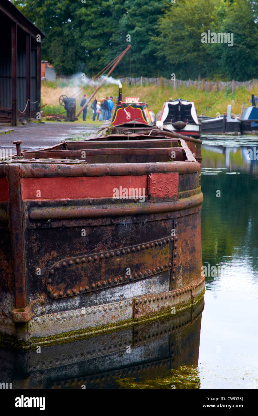 Black Country Living Museum, Dudley, West Midlands. Bateaux dans le canal étroit du bassin. Banque D'Images