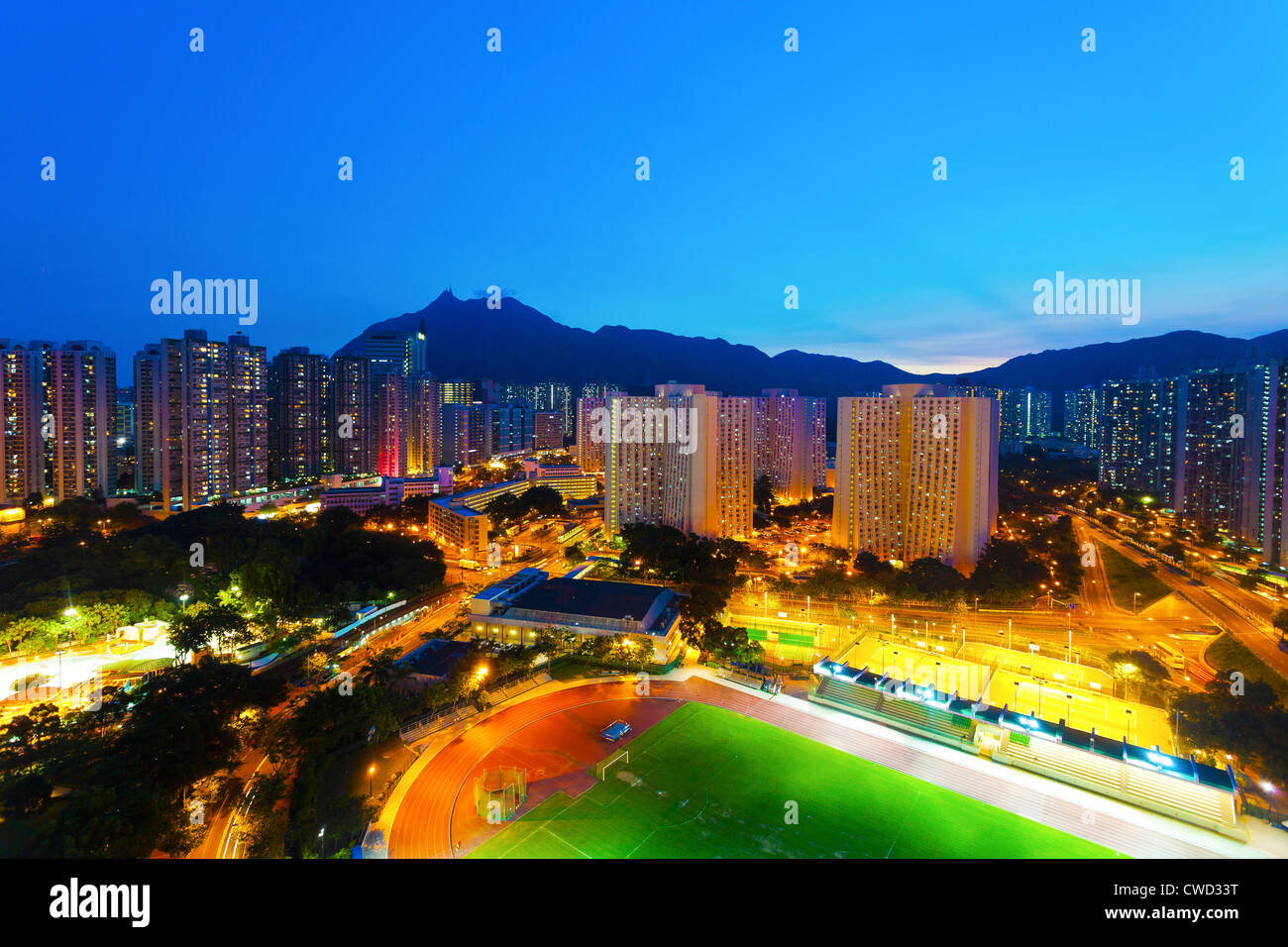 Hong Kong coucher du soleil avec l'arrière-plan des bâtiments surpeuplés Banque D'Images