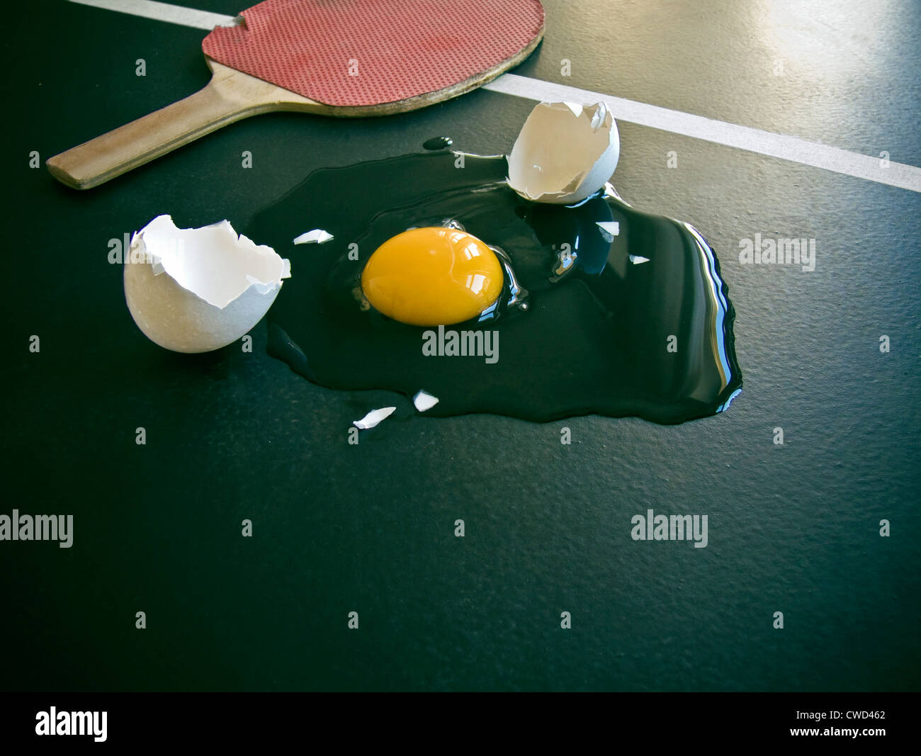 Bizarre Humour Oeufs Casse Raquette De Ping Pong Photo Stock Alamy