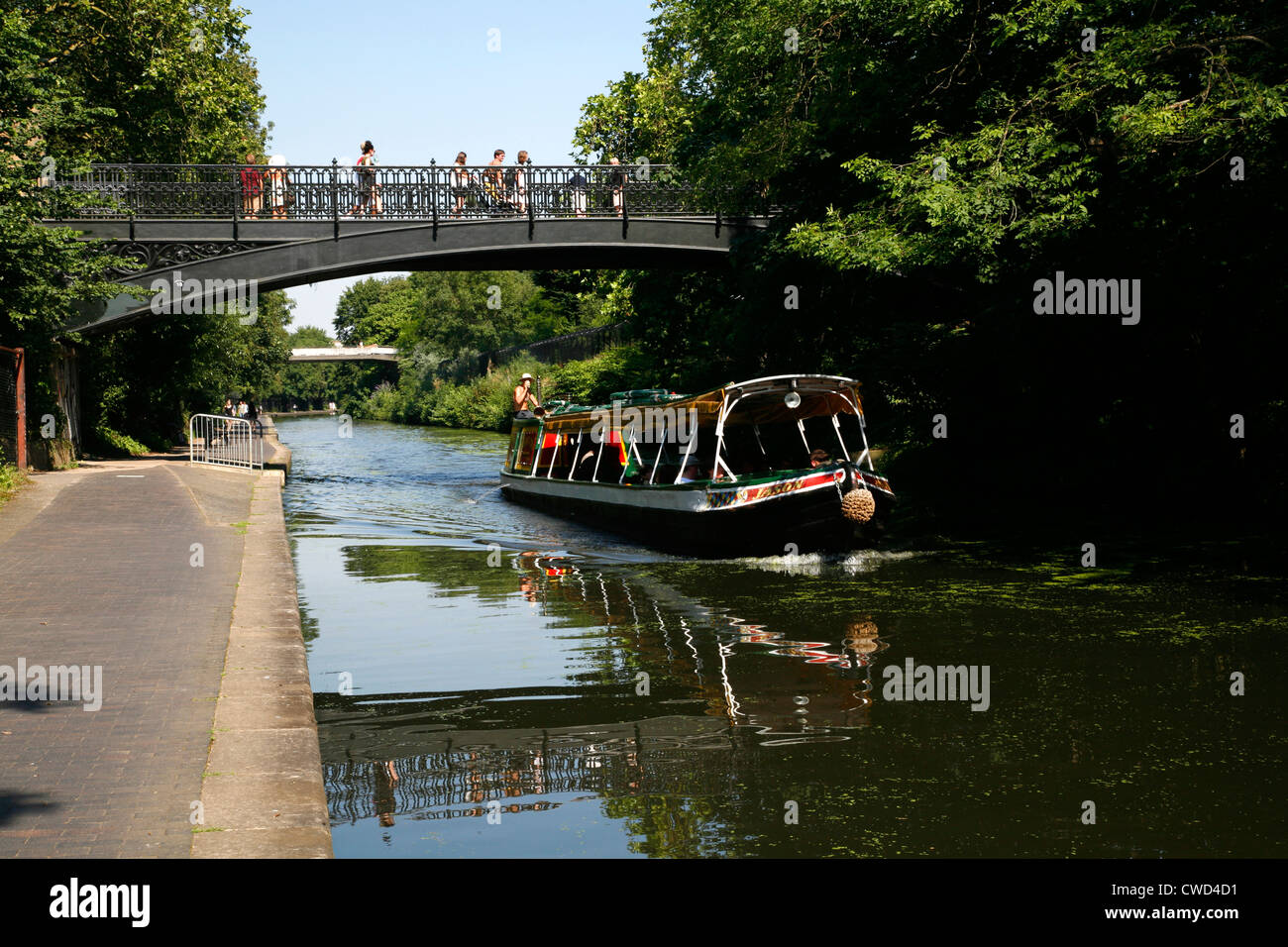 Canal Boat sur Regent's Canal passant sous le pont de Primrose Hill, Regent's Park, London, UK Banque D'Images